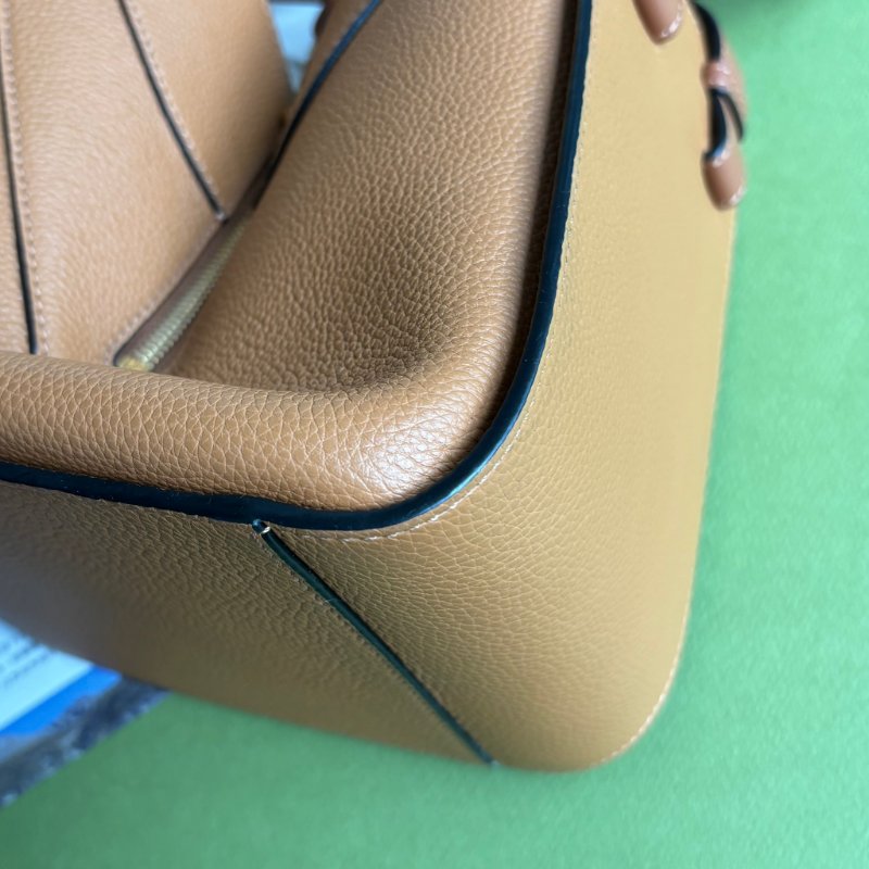 ::LOEWE:: Hammock Compact 焦糖色柔軟粒面小牛皮吊床肩背包-8