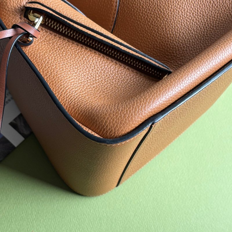 ::LOEWE:: Hammock Compact 焦糖色柔軟粒面小牛皮吊床肩背包-9