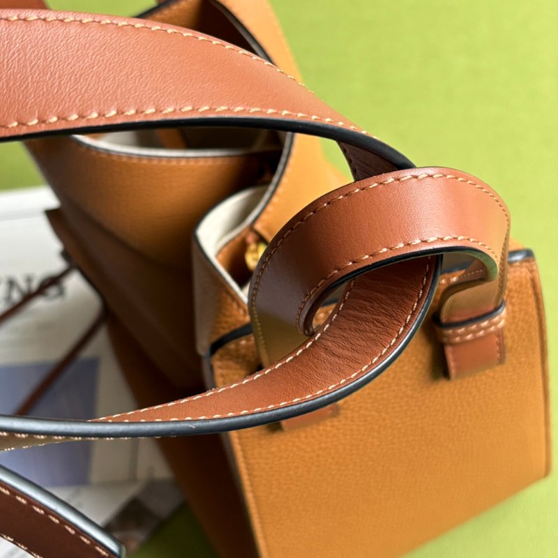 ::LOEWE:: Hammock Compact 焦糖色柔軟粒面小牛皮吊床肩背包-10