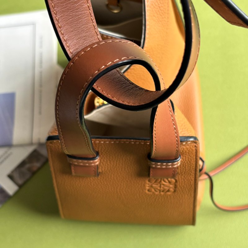 ::LOEWE:: Hammock Compact 焦糖色柔軟粒面小牛皮吊床肩背包-11