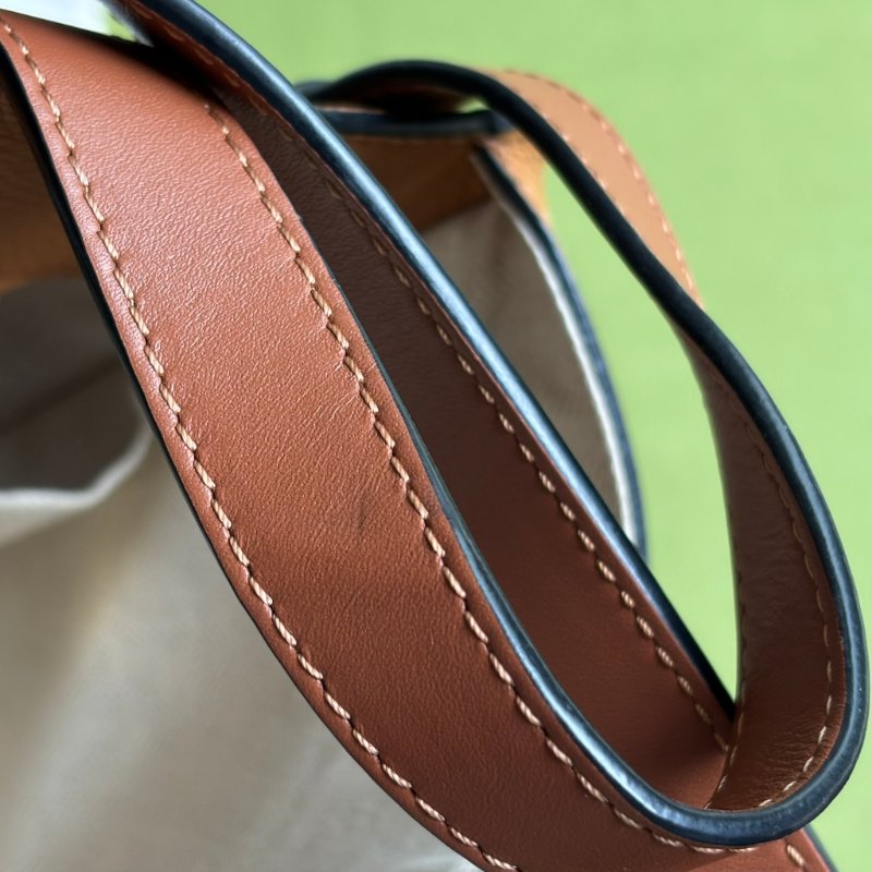::LOEWE:: Hammock Compact 焦糖色柔軟粒面小牛皮吊床肩背包-12