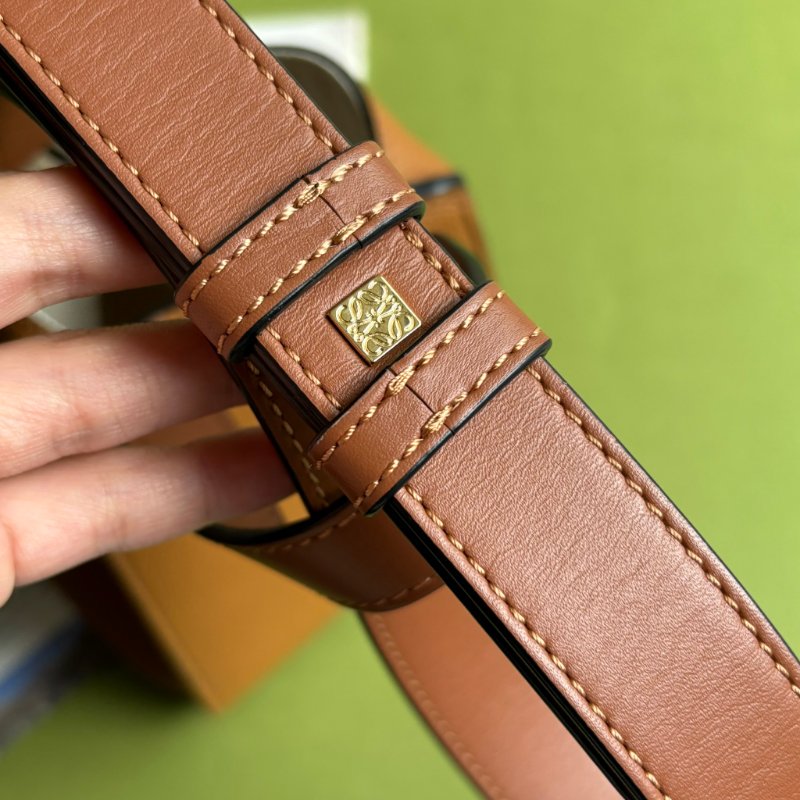 ::LOEWE:: Hammock Compact 焦糖色柔軟粒面小牛皮吊床肩背包-14