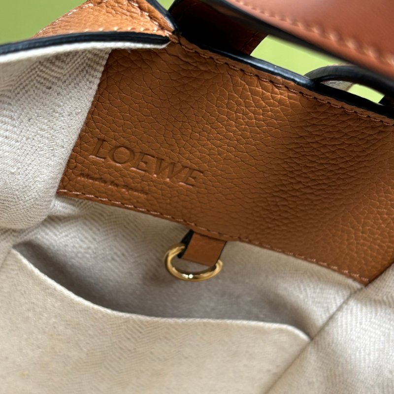 ::LOEWE:: Hammock Compact 焦糖色柔軟粒面小牛皮吊床肩背包-17