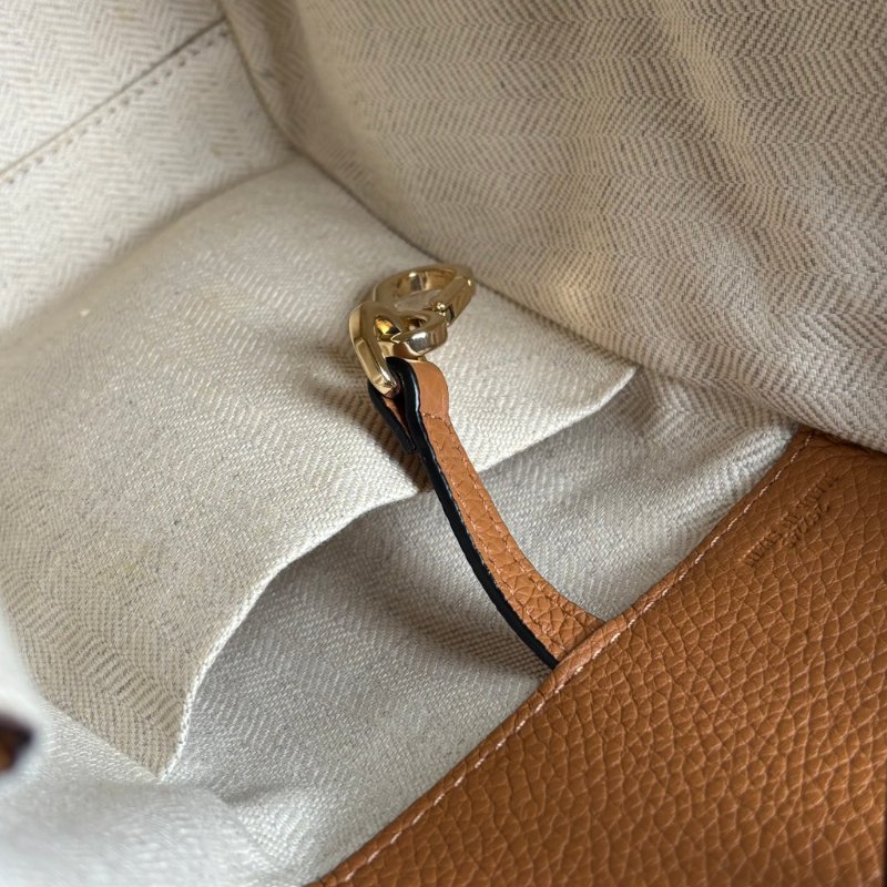 ::LOEWE:: Hammock Compact 焦糖色柔軟粒面小牛皮吊床肩背包-18