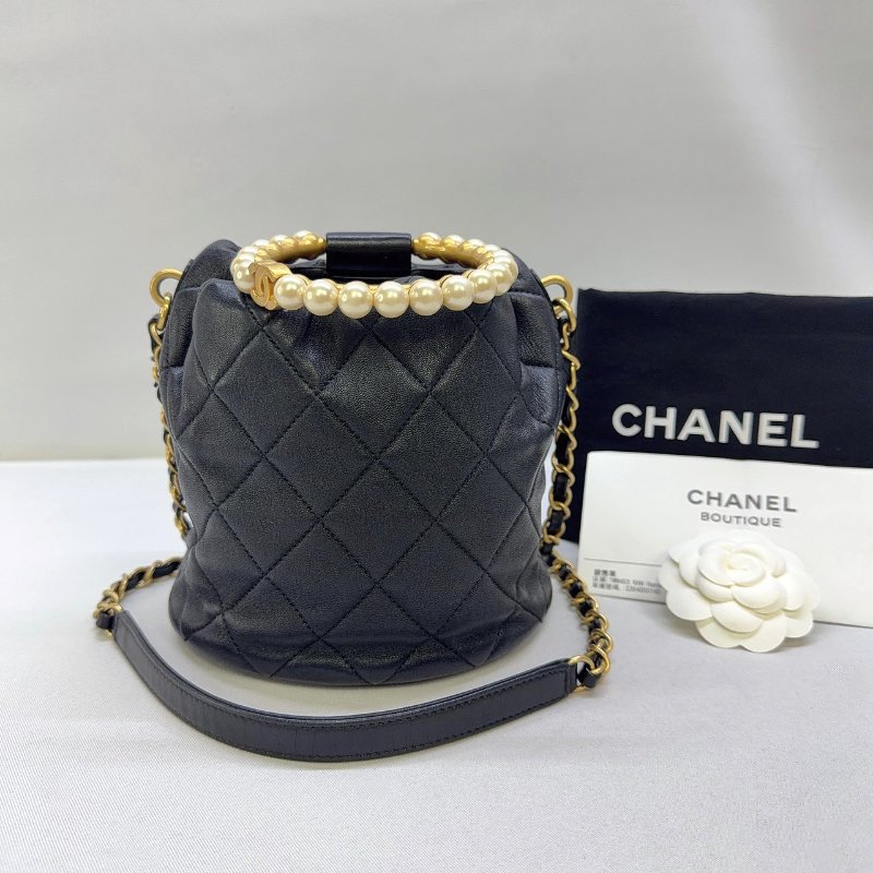 CHANEL 珍珠提把黑金迷你水桶包-1