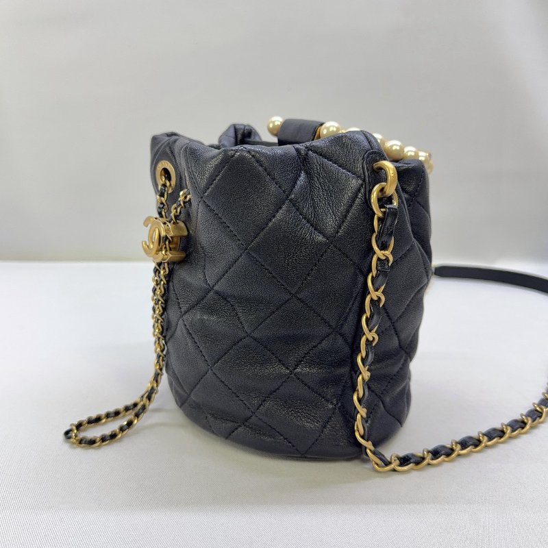 CHANEL 珍珠提把黑金迷你水桶包-2