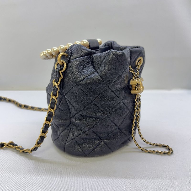 CHANEL 珍珠提把黑金迷你水桶包-3