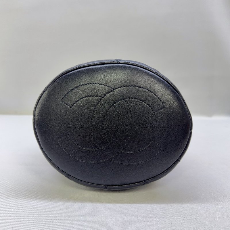 CHANEL 珍珠提把黑金迷你水桶包-8