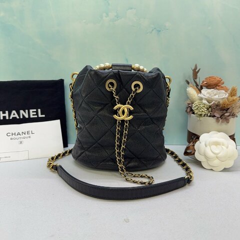 CHANEL 黑金珍珠提把迷你水桶包