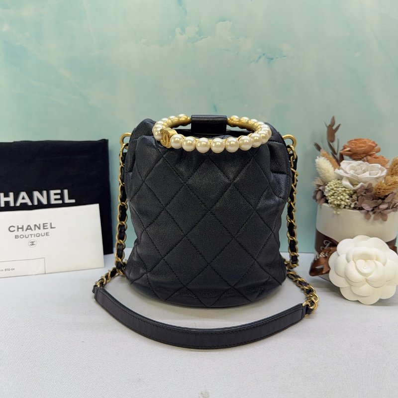 CHANEL 黑金珍珠提把迷你水桶包-1
