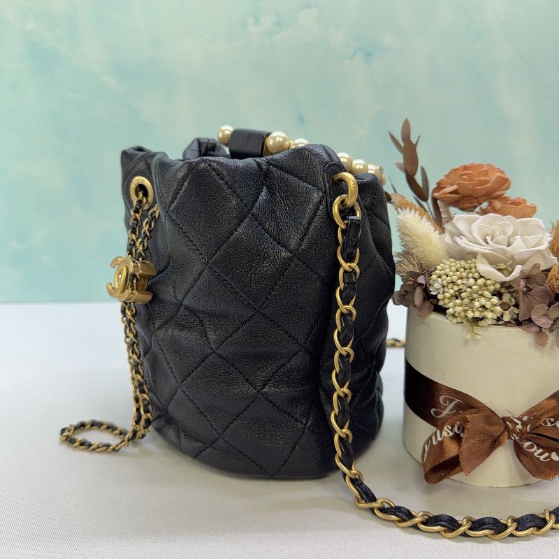 CHANEL 黑金珍珠提把迷你水桶包-2