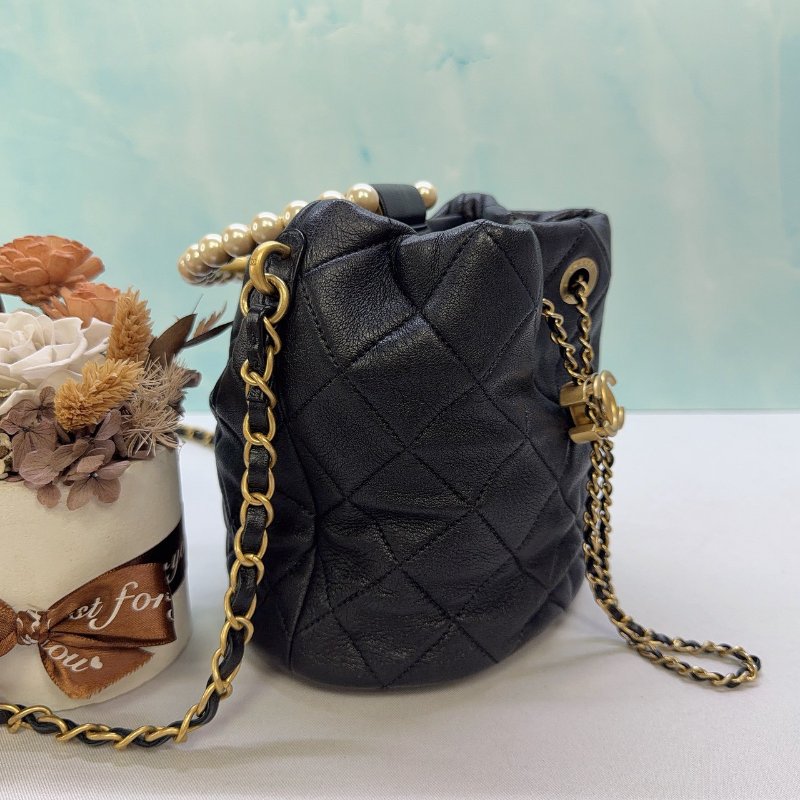 CHANEL 黑金珍珠提把迷你水桶包-3
