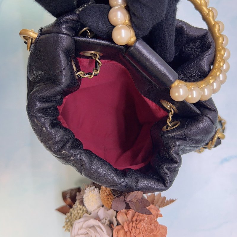 CHANEL 黑金珍珠提把迷你水桶包-4
