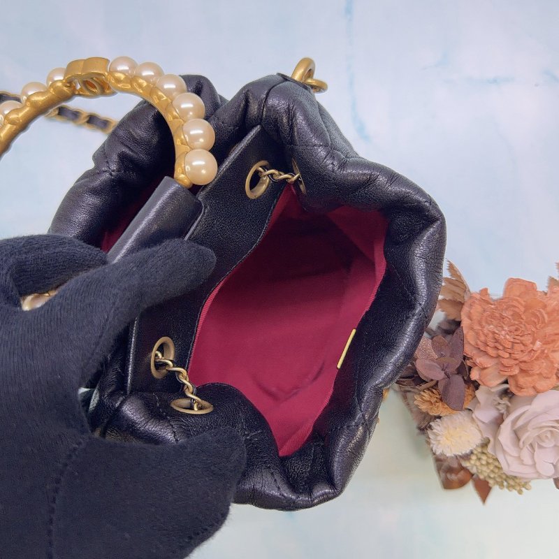 CHANEL 黑金珍珠提把迷你水桶包-5