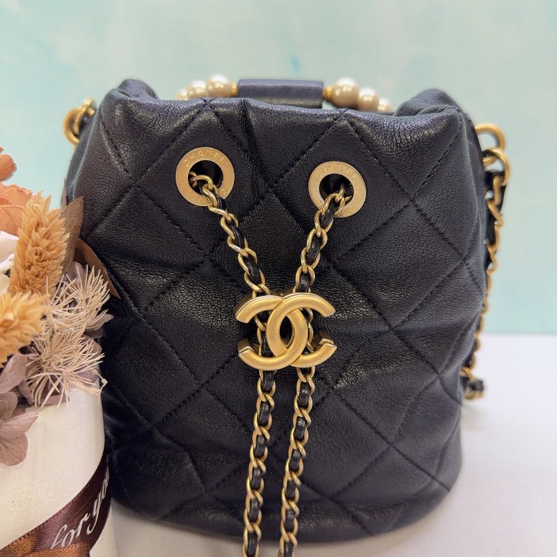 CHANEL 黑金珍珠提把迷你水桶包-6