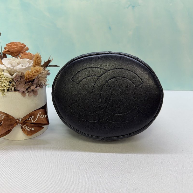 CHANEL 黑金珍珠提把迷你水桶包-7
