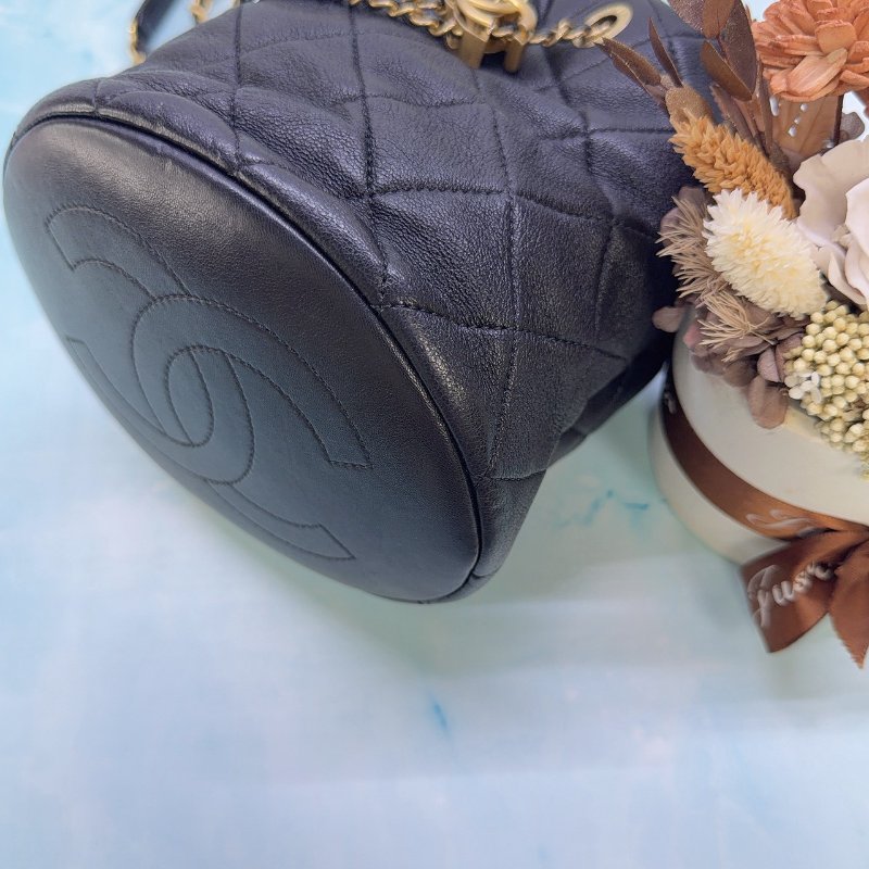CHANEL 黑金珍珠提把迷你水桶包-8