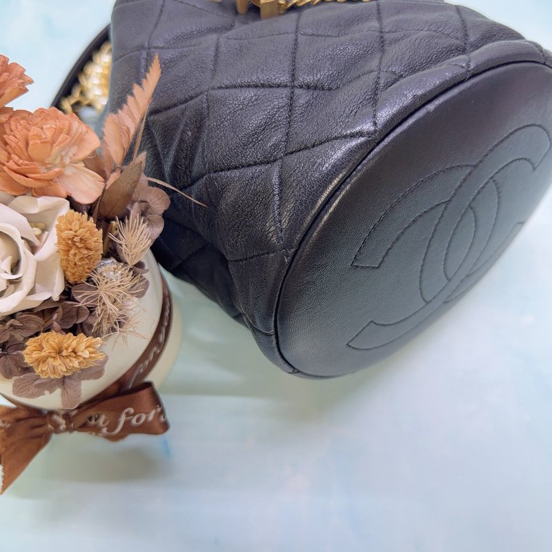 CHANEL 黑金珍珠提把迷你水桶包-9