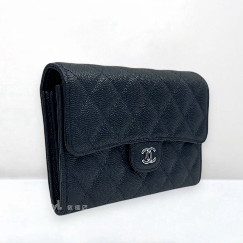 Chanel 深藍荔枝牛皮銀扣coco中夾A84403-1