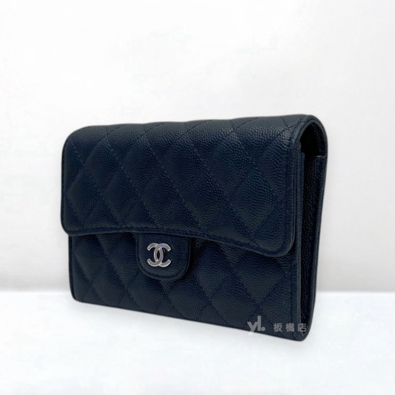 Chanel 深藍荔枝牛皮銀扣coco中夾A84403-2