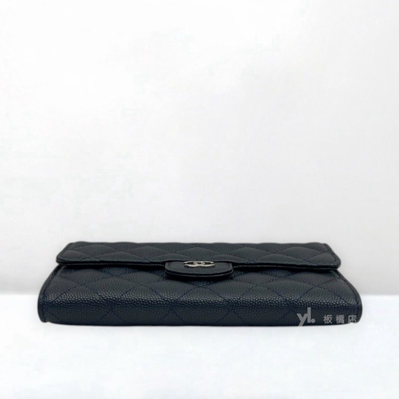Chanel 深藍荔枝牛皮銀扣coco中夾A84403-4