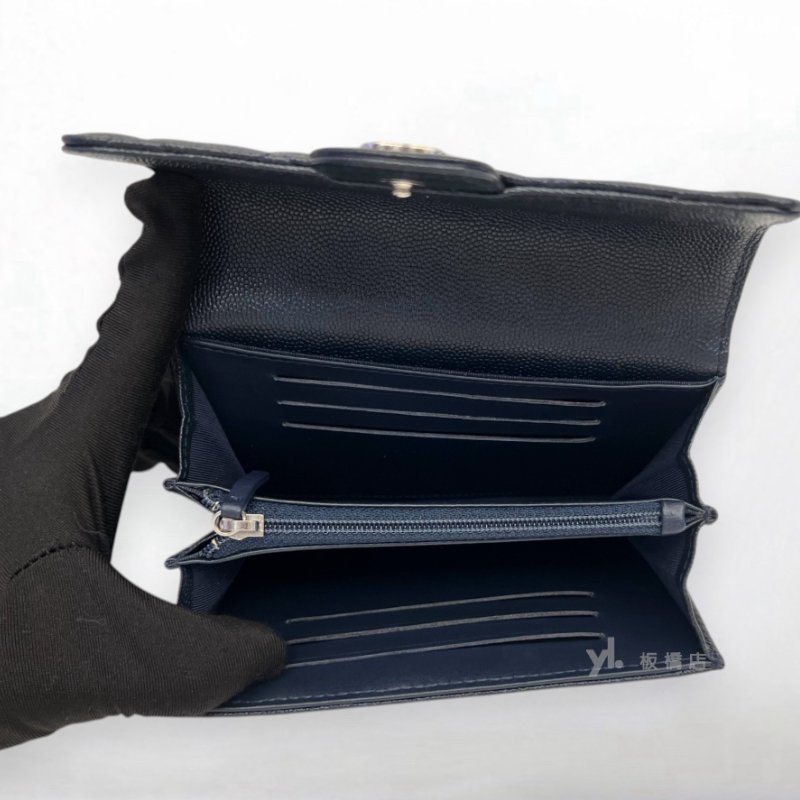 Chanel 深藍荔枝牛皮銀扣coco中夾A84403-5