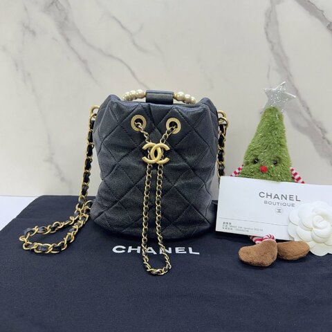 CHANEL 珍珠提把黑金迷你菱格紋水桶包