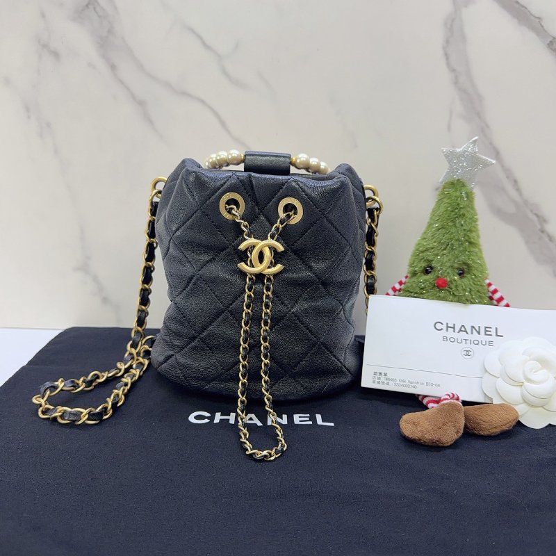 CHANEL 珍珠提把黑金迷你菱格紋水桶包-0