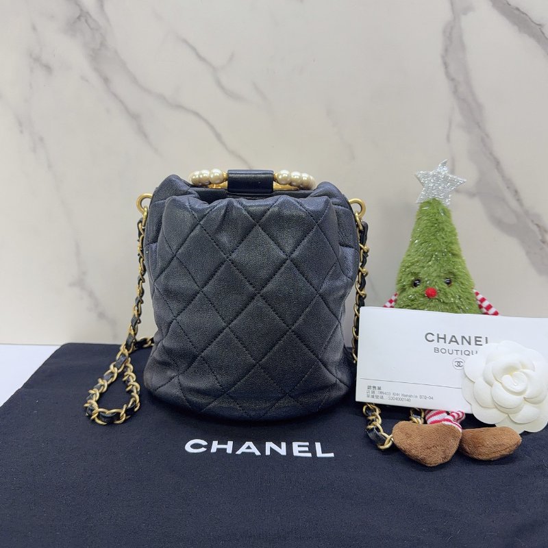 CHANEL 珍珠提把黑金迷你菱格紋水桶包-1