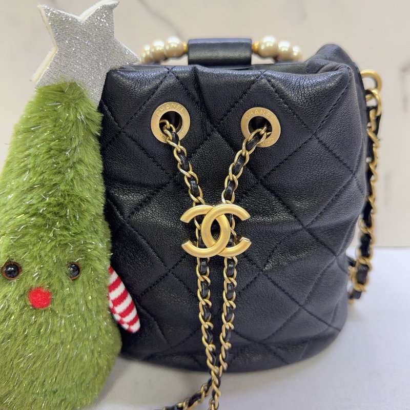 CHANEL 珍珠提把黑金迷你菱格紋水桶包-6
