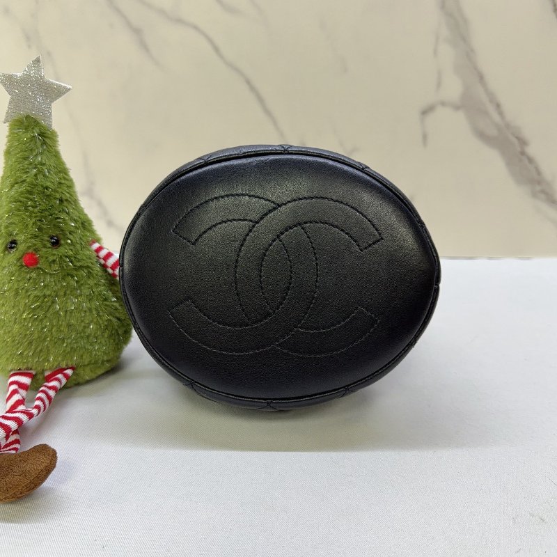 CHANEL 珍珠提把黑金迷你菱格紋水桶包-7
