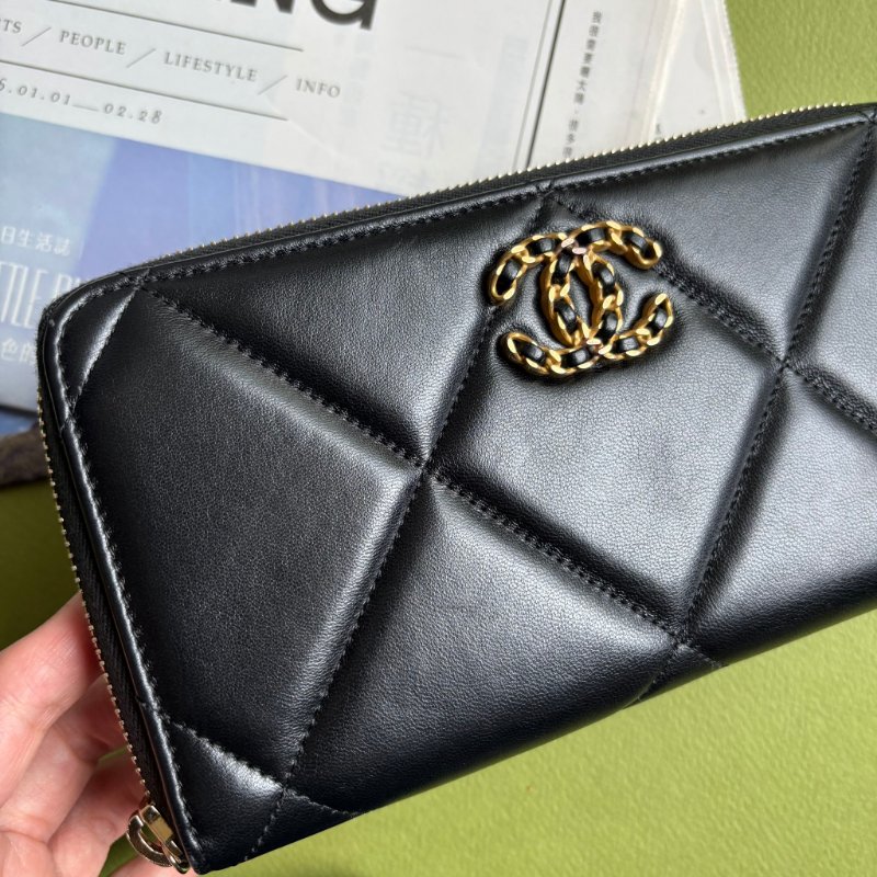 ::CHANEL:: 19系列 皮穿鏈經典雙C 黑色羊皮大菱格紋拉鍊長夾-8