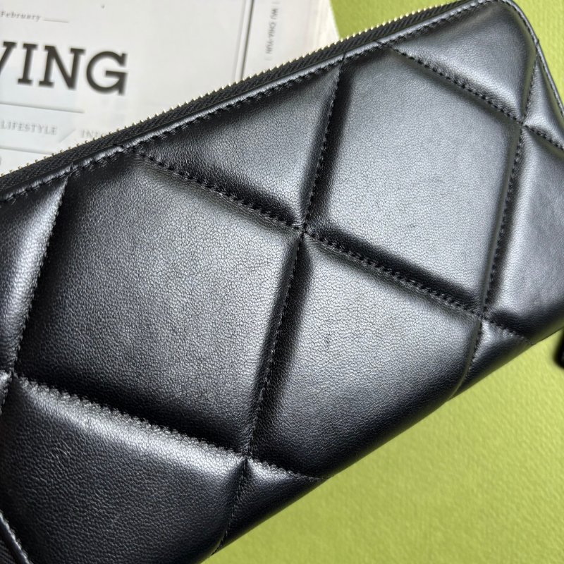 ::CHANEL:: 19系列 皮穿鏈經典雙C 黑色羊皮大菱格紋拉鍊長夾-10