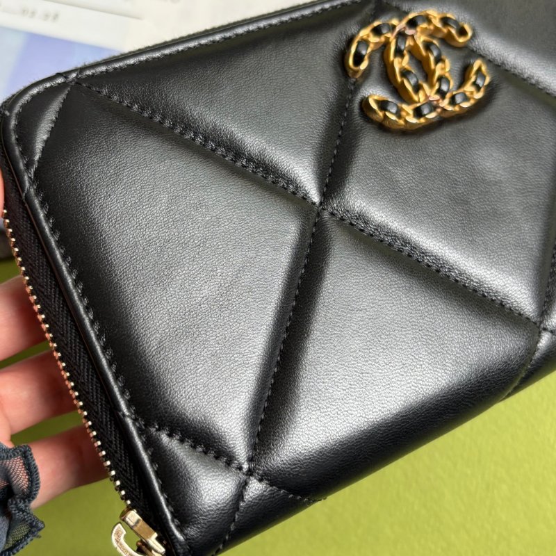 ::CHANEL:: 19系列 皮穿鏈經典雙C 黑色羊皮大菱格紋拉鍊長夾-18