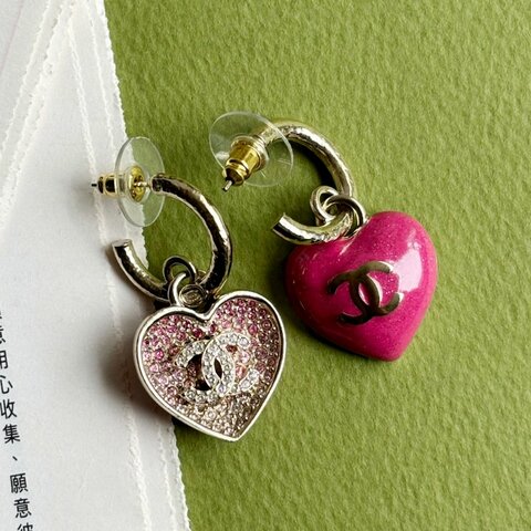 ::CHANEL:: 23P 雙C滿鑽桃粉愛心耳環 Crystal Earrings