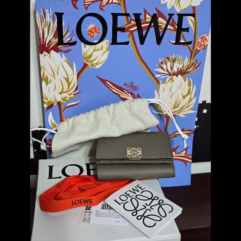 LOEWE 鵝卵石紋小牛皮三摺皮夾（灰褐色）-1