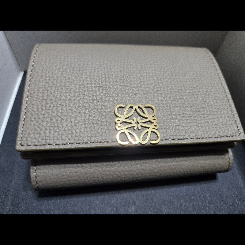 LOEWE 鵝卵石紋小牛皮三摺皮夾（灰褐色）-6