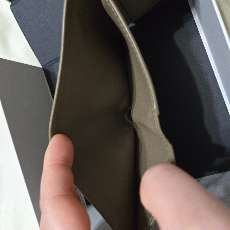 LOEWE 鵝卵石紋小牛皮三摺皮夾（灰褐色）-10