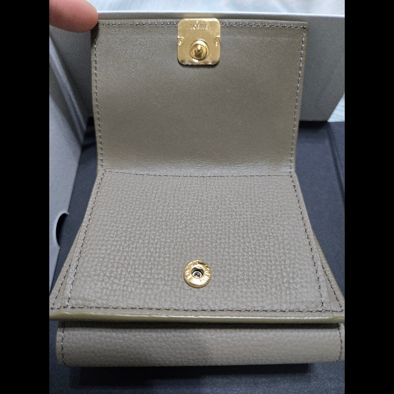 LOEWE 鵝卵石紋小牛皮三摺皮夾（灰褐色）-12