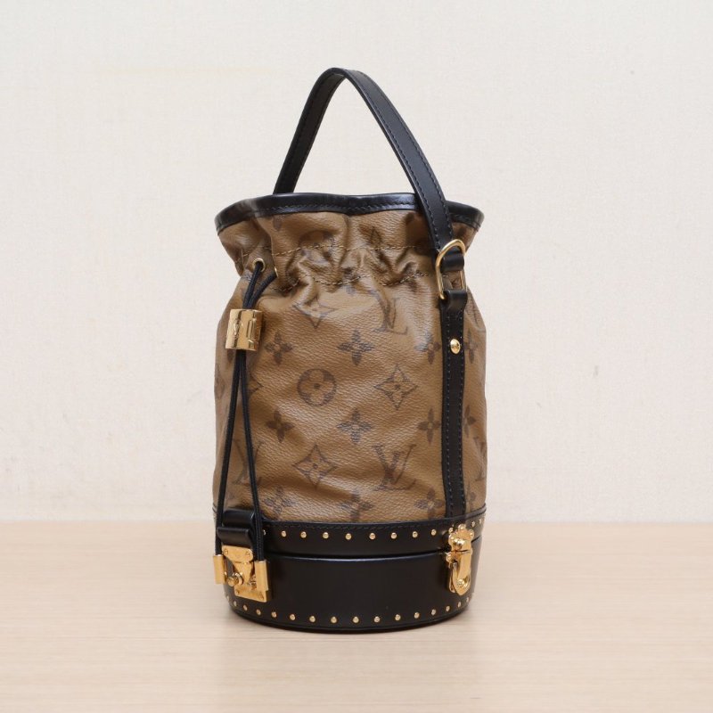 LOUIS VUITTON 老花PVC金扣2017Petitnoe秀款水桶肩背包-4