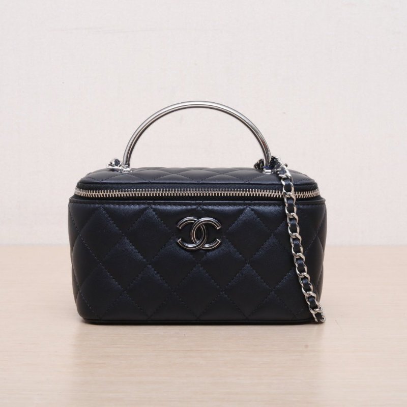 CHANEL 黑色羊皮鐳射標銀扣24C手提長盒子化妝包帶鏡子肩背包-1