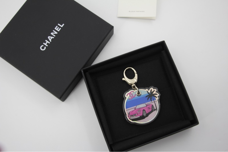 Chanel D24C 樹脂度假系列粉色跑車手袋掛飾-1
