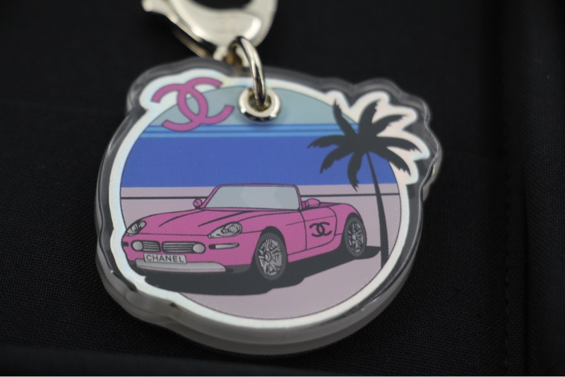 Chanel D24C 樹脂度假系列粉色跑車手袋掛飾-8