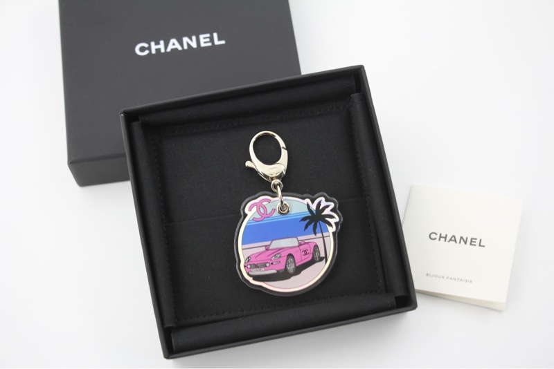 Chanel D24C 樹脂度假系列粉色跑車手袋掛飾-9