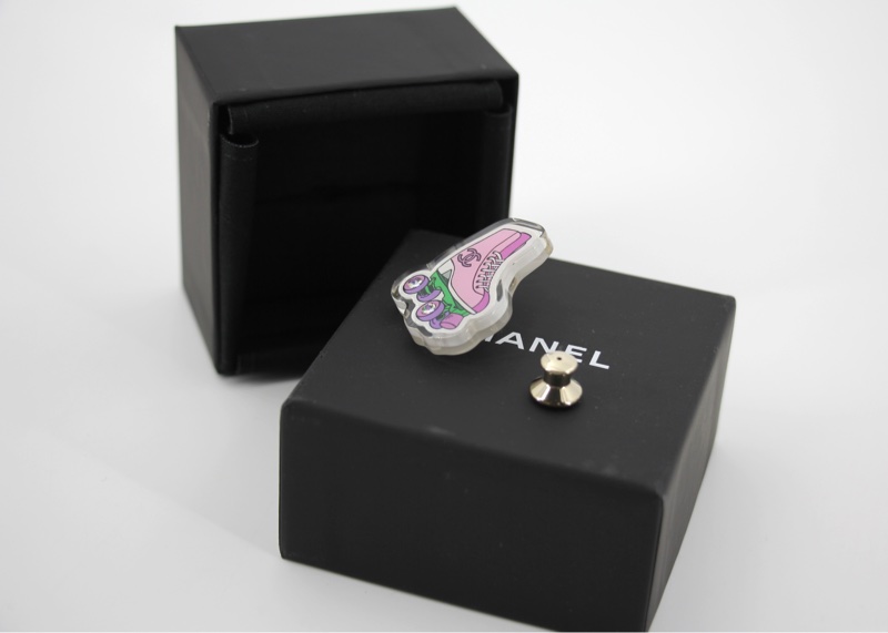 Chanel D24C 樹脂早春度假系列粉紅色滾軸溜冰鞋胸針-1