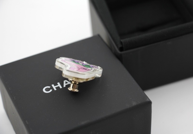 Chanel D24C 樹脂早春度假系列粉紅色滾軸溜冰鞋胸針-9
