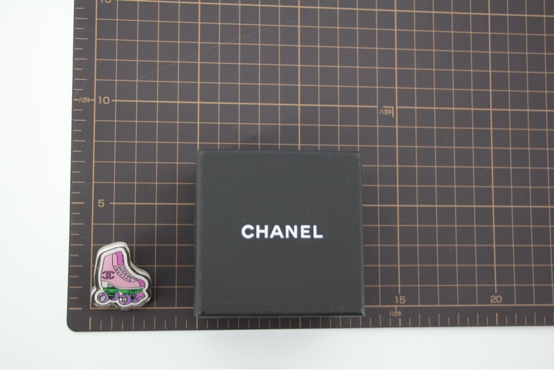 Chanel D24C 樹脂早春度假系列粉紅色滾軸溜冰鞋胸針-12