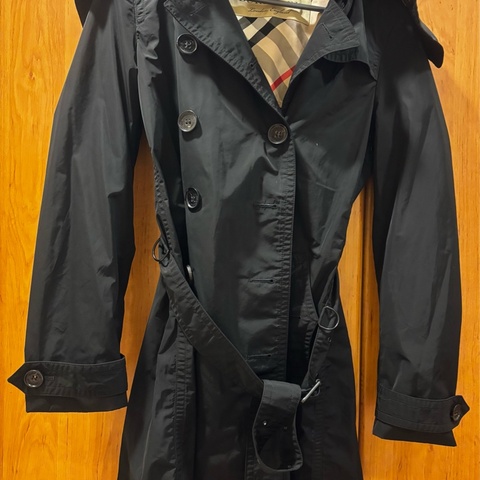 BURBERRY 女性風衣外套 附帽子。