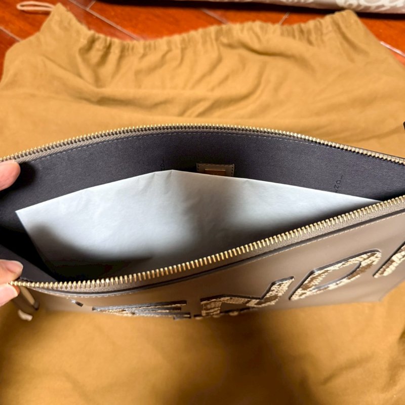 FENDI ROMA字母LOGO大型款式扁形FF手拿包-3