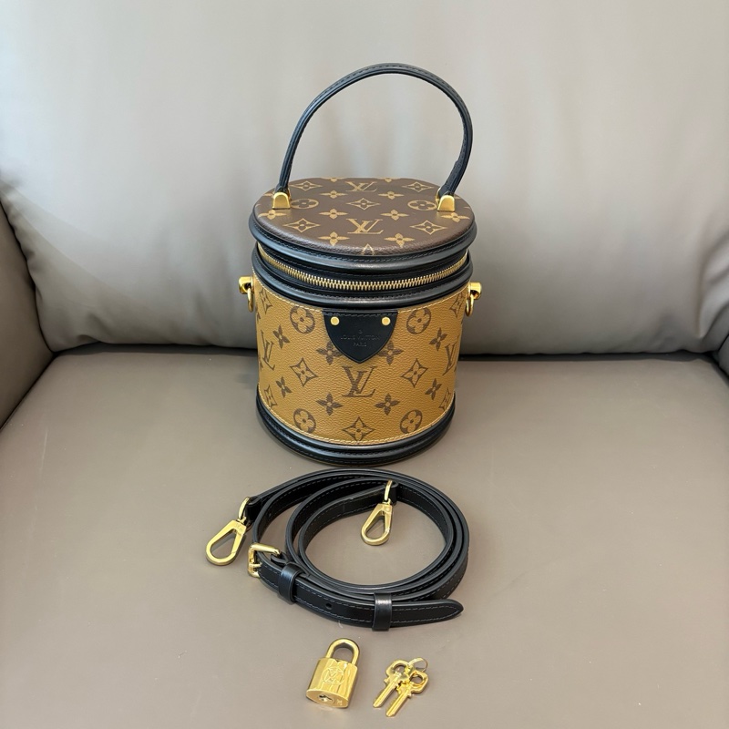 LV/路易威登 焦糖老花发财桶圆筒包 附件：肩带锁具-1